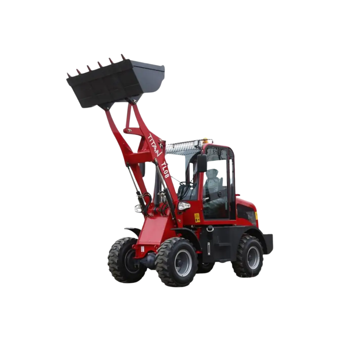 Cargador frontal compacto Titan TL08 de color rojo con cabina cerrada y pala elevada con dientes reforzados. Diseñado para maniobrar en espacios reducidos, ideal para carga y movimiento de materiales en construcción, agricultura y trabajos industriales que requieren potencia y precisión.