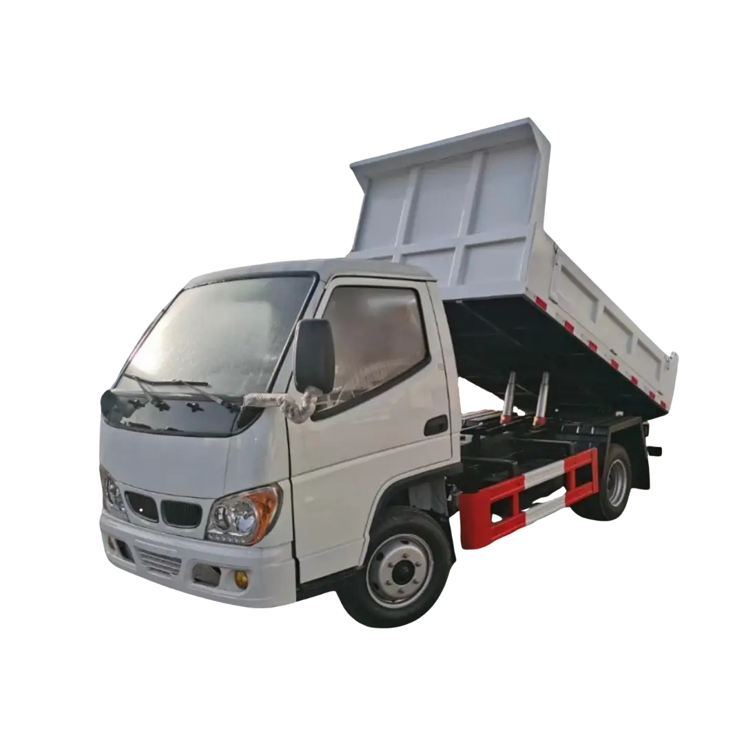 Camión volteo ligero de color blanco con tolva basculante levantada, diseñado para el transporte y descarga eficiente de materiales a granel. Cuenta con cabina compacta, espejos laterales grandes y sistema hidráulico para facilitar la descarga de carga en construcción y obras industriales.