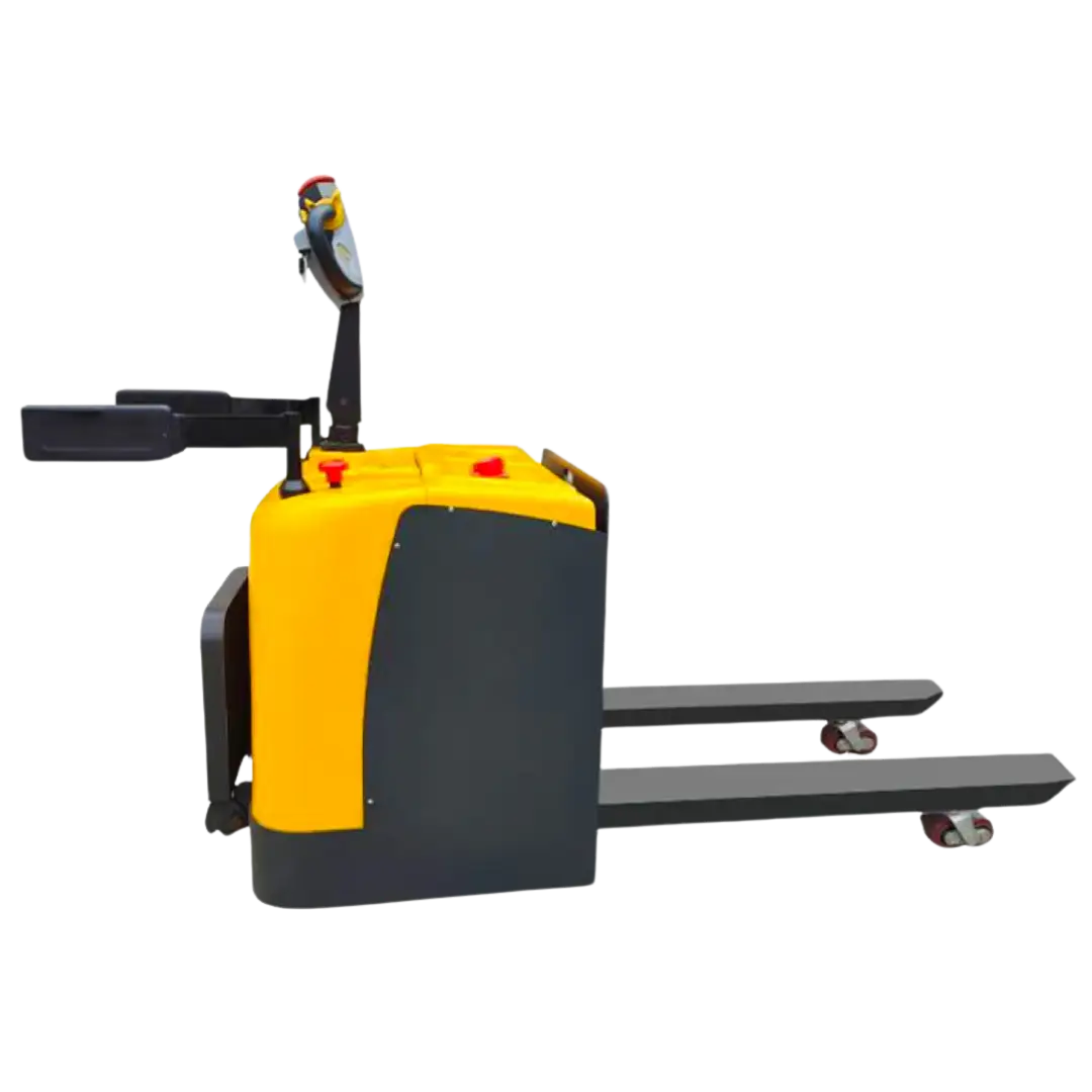 Transpaleta eléctrica de color amarillo y negro con manillar ergonómico y plataforma de operador. Diseñada para el transporte eficiente de pallets en almacenes, centros de distribución y bodegas industriales, facilitando la carga y descarga con menor esfuerzo.